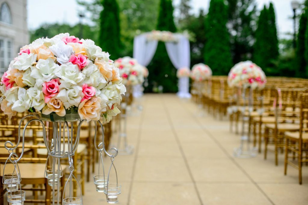 photographie à mise au point sélective, arrangement floral blanc et rose de l'île