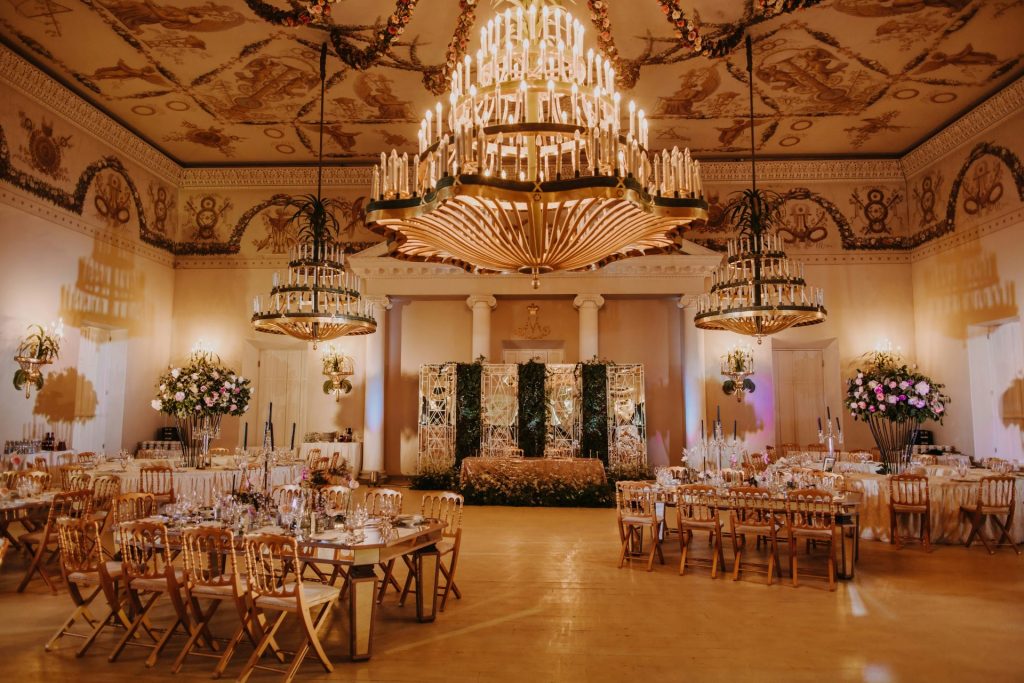une salle de banquet avec des lustres et des tables