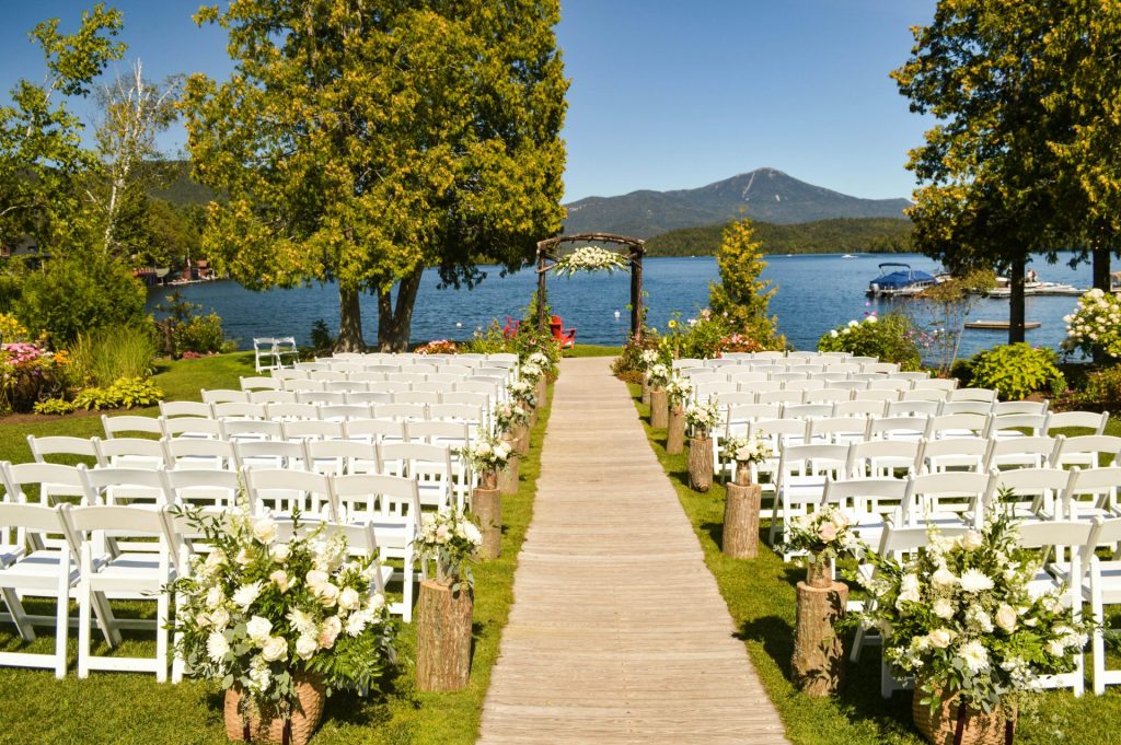 une salle de banquet avec des lustres et des tables